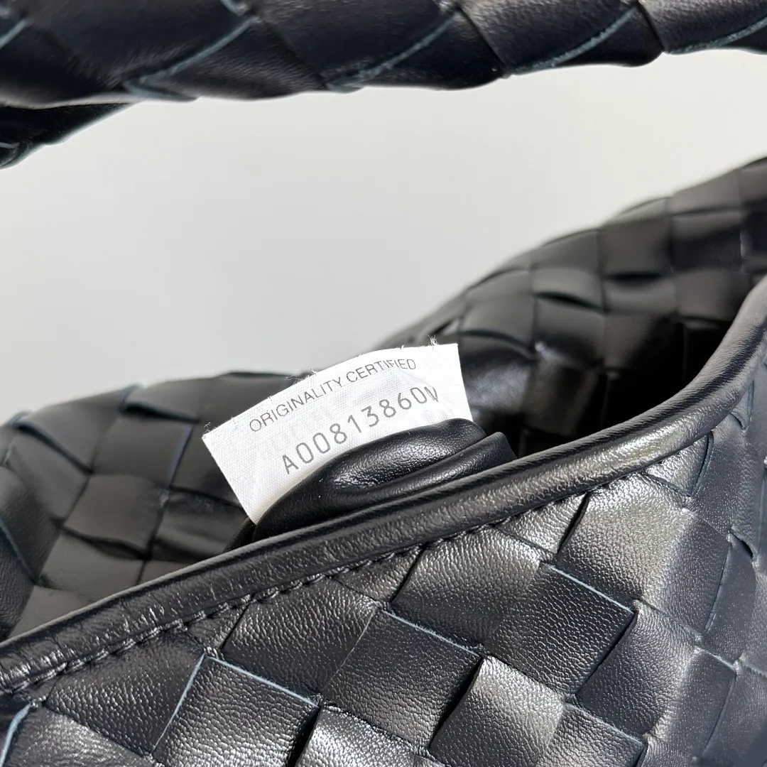 Batch 1960 It seems that this bag from BV has been popular recently ~ The new Hop is really not too beautiful. The whole bag has no seams. The bag body and handles are made of one piece of leather. It reflects the style and essence of Bottega Veneta. It truly represents craftsmanship and creativity. The large size has a very loose and lazy upper body. Big bag lovers will definitely not regret buying it. Style number: 796262 Size: 46*21*10cm